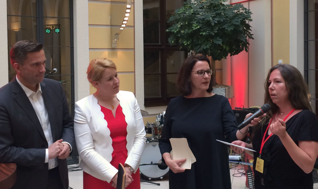 Peggy Reuter-Heinrich in kurzer Ansprache zu Barrierefreiheit an die Minister Martin Dulig und Franziska Giffey