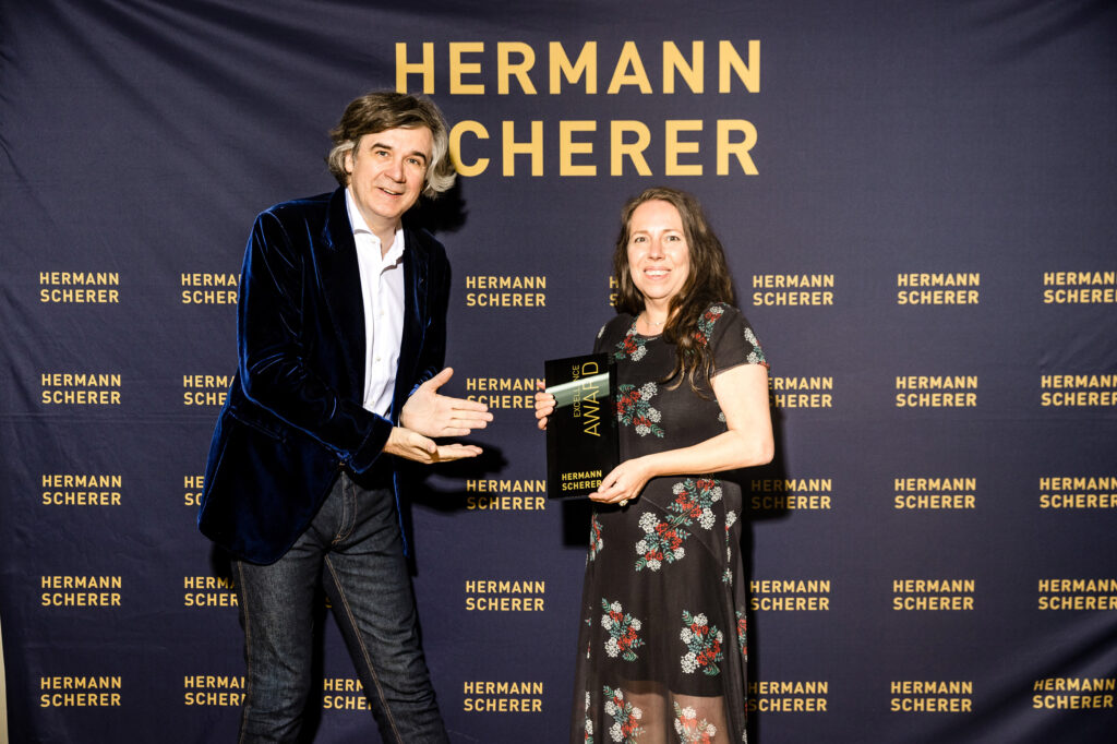 Peggy Reuter-Heinrich bei der Verleihung des Excellence Awards durch Hermann Scherer