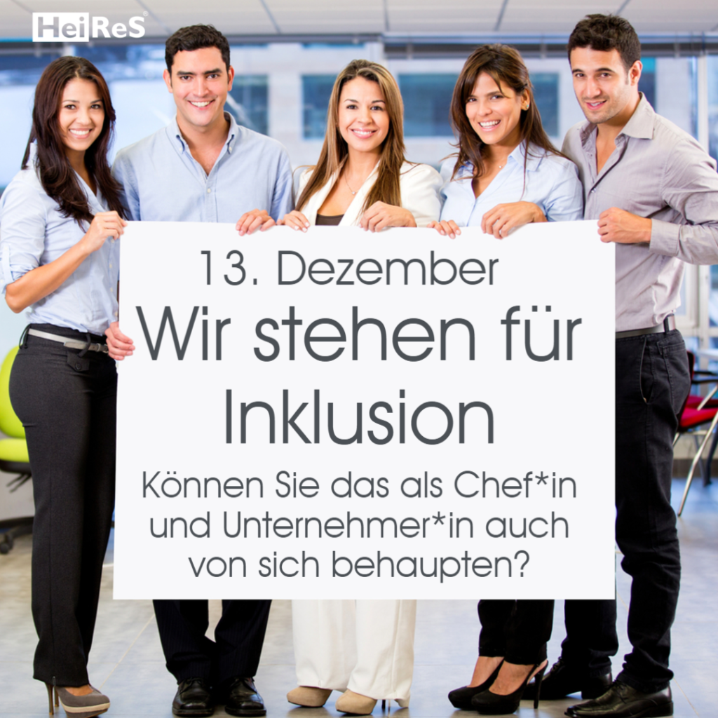 13. Dezember - 5 Junge Mitarbeiter einer Firma halten zusammen lächelnd ein Plakat. " Wir stehen für Inklusion - Können Sie das als Chef-in und Unternehmer-in auch von sich behaupten?"