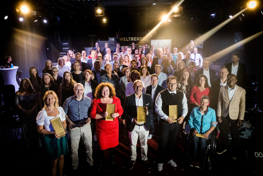 Gruppen-Foto zum Weltrekord beim Speaker Slam und dem Excellence Award des Gold Programms bei Hermann Scherer